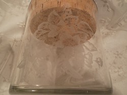 Üveg - tároló üveg - gyönyörű gravírozással - parafa tetővel 11 x 11 cm 