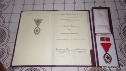 A Munka Érdemrend Bronz fokozata kitüntetés papírjaival
