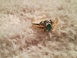 gyönyörű smaragd köves gyűrű 2 pici gyémánttal 14 karátos magyar fémjellel