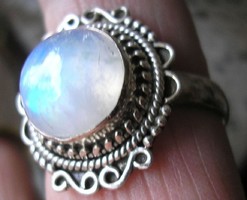 925 ezüst gyűrű, 18,3/57,5 mm, szivárványos holdkővel