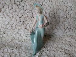 Kalapos hölgy rózsával, porcelán figura