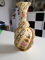 Zsolnay áttört váza.