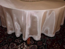 Gyönyörű bézs színű selyem kerek asztalterítő.