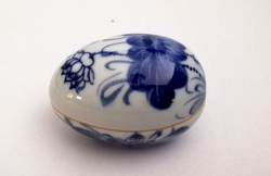 Régi szép kézzel festett porcelán tojás alakú gyűrűtartó