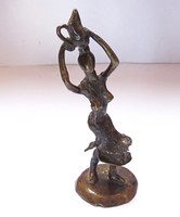 Afrikai vízhordó nő, kisebb bronz szobor.