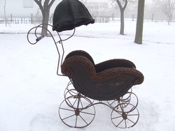 Antik, kisméretű viktoriánus babakocsi, baba kocsi napernyővel