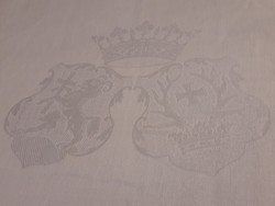 Damaszt asztalkendő családi címerekkel