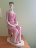 Hollóházi rózsaszín ruhás nő