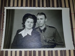 Ww2 2Vh Magyar katona feleségével, képeslap méretű , Baumler fotó Csepel