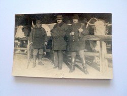Royal fényképház Budapest -Állatorvos, katona sapkás férfi ,szarvasmarha/1920/
