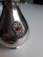 Édes kis ezüst váza kövekkel díszítve