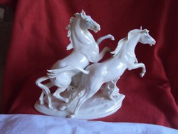 Gyönyörű Ens Váktázó lovak porcelán figura
