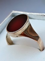 Vörös köves tömör arany gyűrű