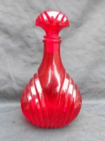 Piros likőrös üveg. Vastagfalú,bordázott ,régi gyűjtői darab