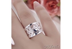 FASHIONABLE CRYSTAL-EMBEZZLED RING SIZE 8 NEW!