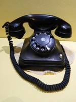 Antik bakelit tárcsás telefon.