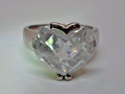 Csodálatos ezüst gyűrű nagy szív alakú kővel