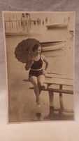 Lány ernyővel Balaton part 1920-as évek fotó képeslap