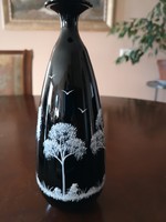 Művészi, art deco cseh fújt üveg habkönnyű, kézzel festett fekete egyszálas váza, hibátlan