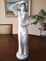 Hollóházi porcelán, kézzel festett lila ruhás, kalapos nő, hatalmas figura, 42 cm
