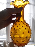 Borostyán színű bütykös váza