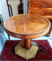 Szecessziós kerek asztal, réz-borított 8 szögű talppal