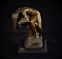 Sziklán fekvő nő akt - kisplasztika bronz szobor