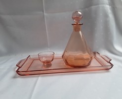 Rózsaszín likőrös üveg tálcával, pohárral  /  2257