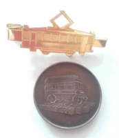 75 éve Indult Meg az Autóbuszközlekedés Budapesten B.K.V. 1990. bronz emlékérem, nyakkendőcsipesszel