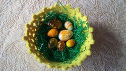 Muránói üveg tojáskák filc kosárkában, húsvéti tojások