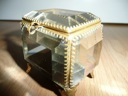 Gyönyörű antik, csiszolt kristályos ékszertartó dobozka eladó az 1800-as évekből