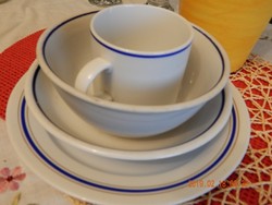 Kék szélű porcelán- Alföldi és Zsolnay + egy csorba bögre ajándékba:-)