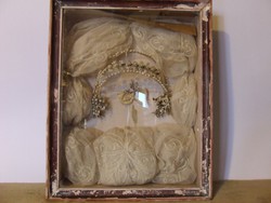 Antik esküvői emlékdoboz:menyasszonyi koszorú,fejdísz,tiara-néprajzi ritkaság az 1920-30-as évekből