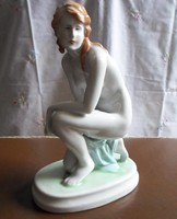 Zsolnay nő - térdelő női akt (porcelán, szobor)