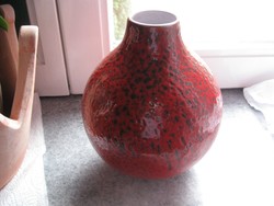 Porcelán váza hatalmas piros gömb