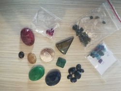 Drágakő gyűjtemény. Smaragd, rubin, zafír, gránát, ametiszt, ametiszt, labradorit