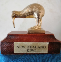 Új-Zélandi kiwi szobor fa talapzaton