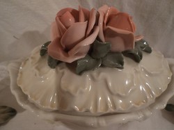 Bonbonier, antik német, + 2 db porcelán rózsa - 16 x 11 x 10 cm