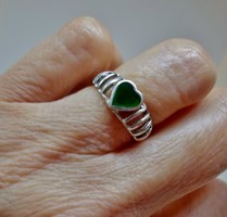 Különleges ezüst gyűrű zöld tűzzománc kővel