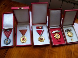 A Rákosi- és a Kádár-kor kitüntetései, 5 db, mindegyik saját dobozában
