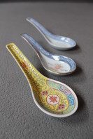 Kettő különböző porcelán kínai kanál 