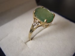 Hatalmas smaragd köves gyűrű 2 brill csiszolású gyémánt kővel-tömör arany