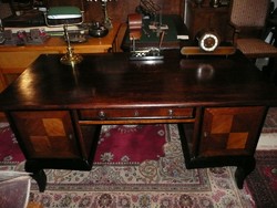 Antik, térbe rakható, intarziás, angol fiókos főnöki íróasztal nagyon szép és jó állapotban