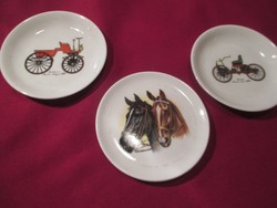 3 db 10 cm átmérőjű tányér  régi autók és lovas
