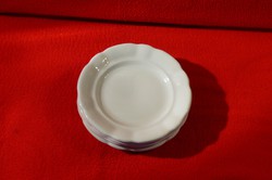4 db Zsolnay jellegű, de más márkájú vastag, fehér lapos tányér