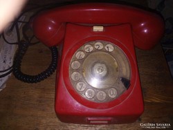 Retro régi klasszikus piros színű tárcsás telefon