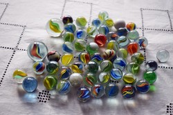 Régi retro üveggolyó játék , színes , kisebb nagyobb 57 darab