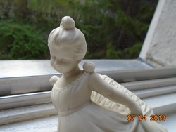 Antik biszkvit porcelán pukedliző kislány rózsás ruhában,fonott masnis kosárral