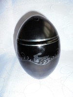 Fekete üveg tojás bonbonier ezüsttel festett nyuszis mintás