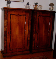 Biedermeier szekrénypár (polcos és akasztós). 1850 körüli évekből. Eredeti állapotban.